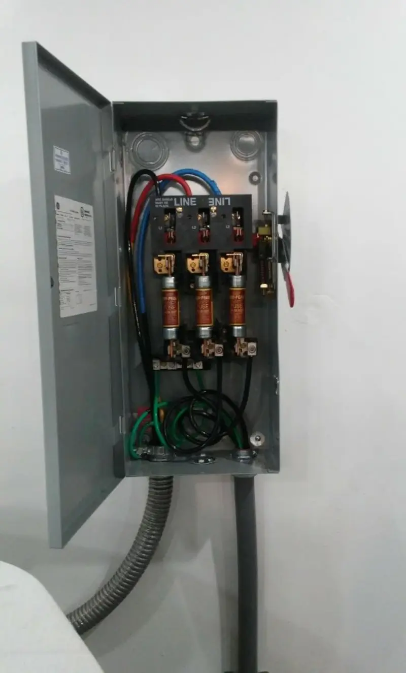 Three-phase disconnect switch installed for Electrical Wiring & Rewiring in Bolivar